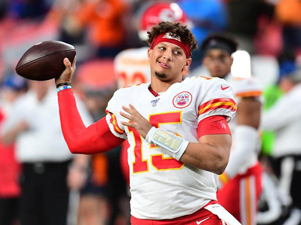 Patrick Mahomes appears to have kneecap popped back in place after injury in Chiefs-Broncos game