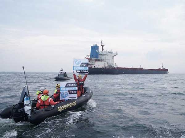 Polish officers smash windows of Greenpeace ship with sledgehammers
