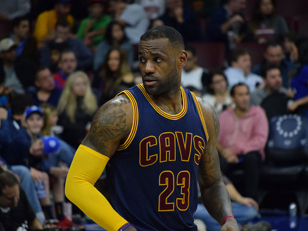 LeBron James, other NBA players react to suspension of ESPN's Adrian Wojnarowski: 'Free Woj'
