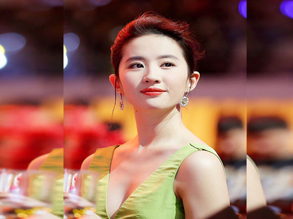 Mulan star Liu Yifei sparks boycott calls amid support of Hong Kong police