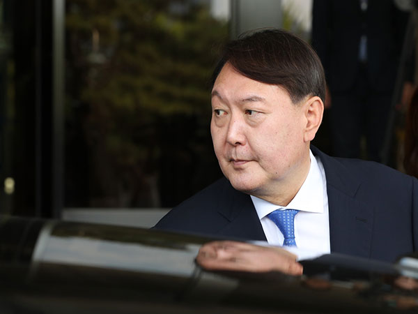 Yoon Seok-youl's support rate shoots up to 32.4 pct after resignation: poll
