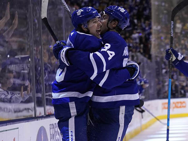 In Justin Bieber's hometown, a shinny game pulls Maple Leaf pros: Mansbridge