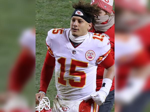 Patrick Mahomes on Tyreek Hill's amazing catch 'that happened but didn't happen'