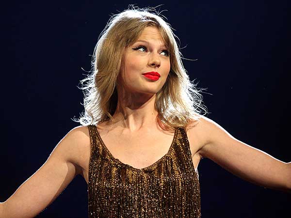 Taylor Swift donates $13,000 to two mothers in need this holiday season