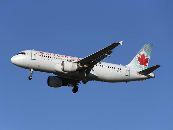 Mom, daughter kicked off Air Canada plane, not told they're banned from airline until it was too late