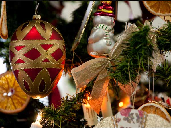 New Jersey Christmas mansion selling for $2.19M overflows with holiday decor