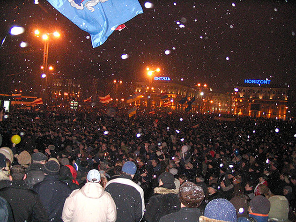 Protesters clashing with riot police in central Minsk