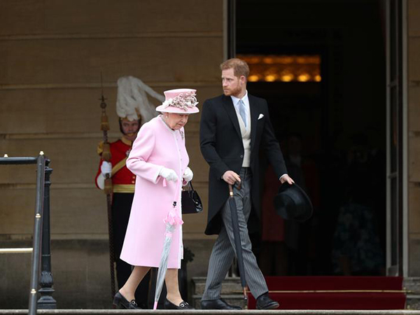 Prince Harry Spoke to Queen Alone Before Royal Summit, Meghan's Dial-In Was Ditched - Report