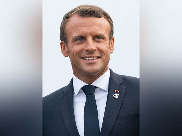 Macron "optimistic" for 2022, warning upcoming "few difficult weeks"