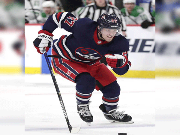 Schiefele scores 400th career point as Jets shoot down Ducks