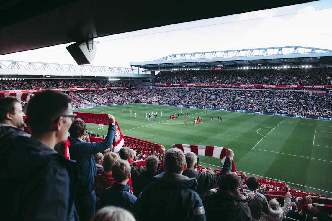 Liverpool defeat Chelsea to reclaim Premier League lead