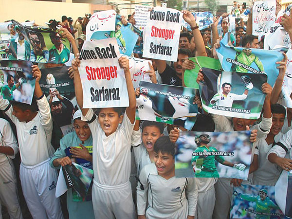 Former players slam PCB for sacking Sarfraz as captain