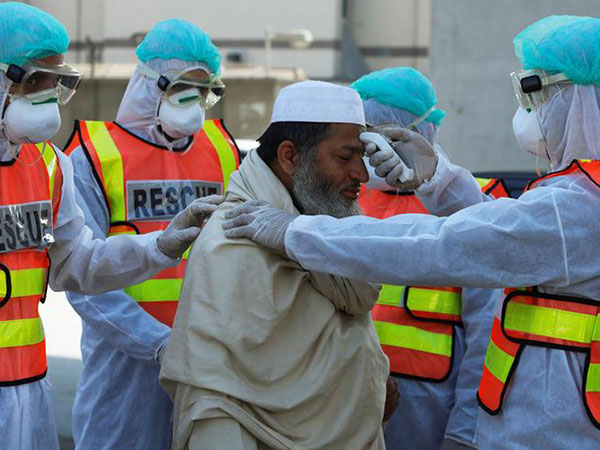 Fear grips health workers as doctor tested positive for Covid-19 put on ventilator in Karachi