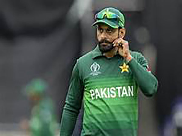 Hafeez, Shadab and four others leave for England on Friday