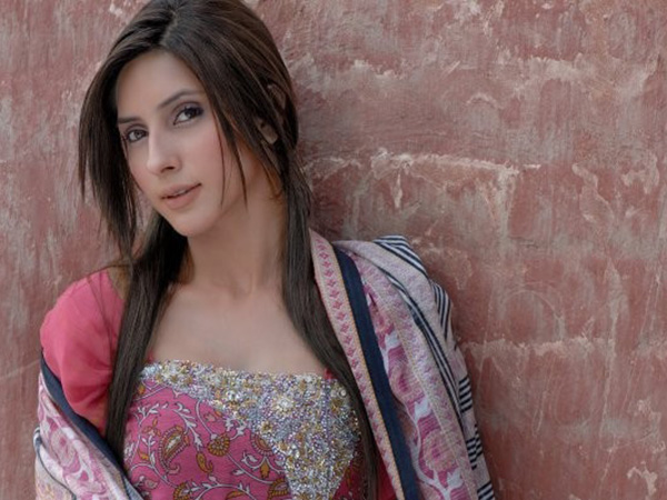 Actor Uzma Khan files complaint against group of women for instigating violence, FIR registered