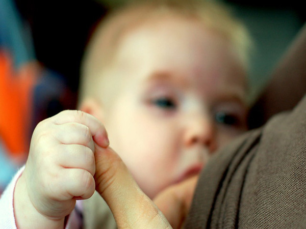 Mothers shouldn't stop breastfeeding due to virus fear: report