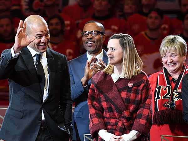 Boston TV reporter interviews Flames legend Jarome Iginla and has no idea