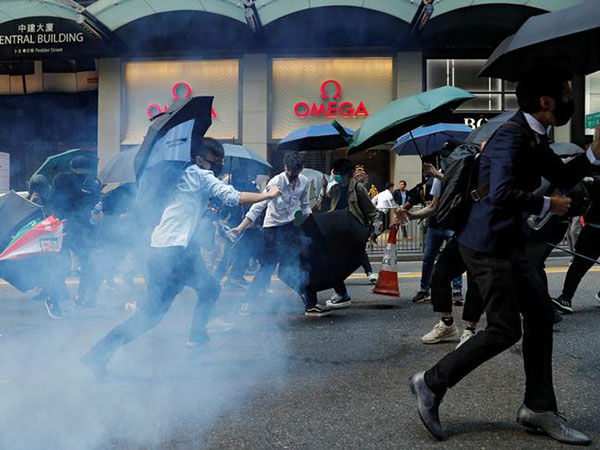 Hong Kong stocks tepid after violence rocks markets