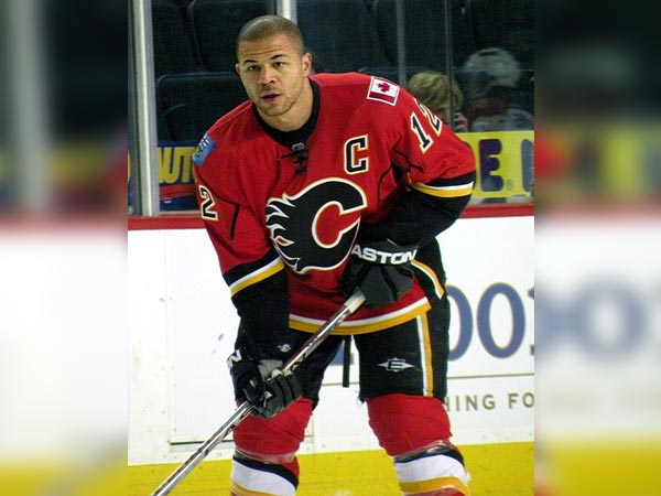 Flames legend Jarome Iginla plays role of beleaguered motorist during Boston TV segment