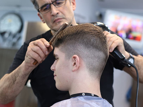 Barbers defy lockdown in US