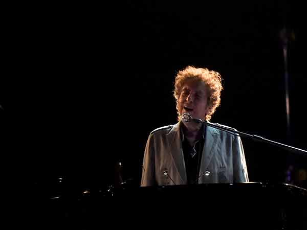Bob Dylan's entire music catalogue bought by Universal Music