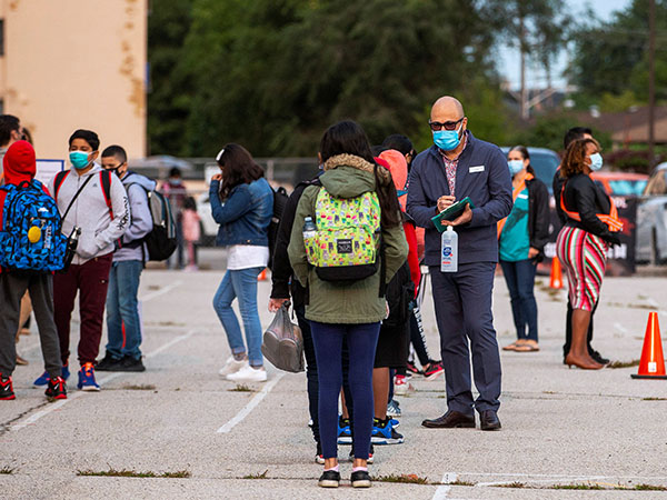 As the pandemic takes a mental toll on Quebec students, teachers are trying new ways to keep them learning