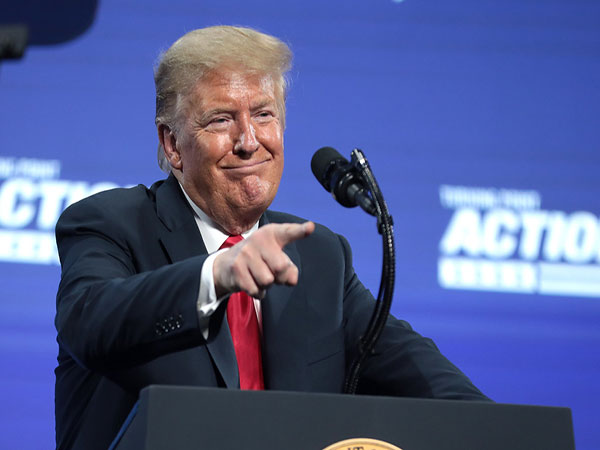 Trump's wears mask in public for the first time