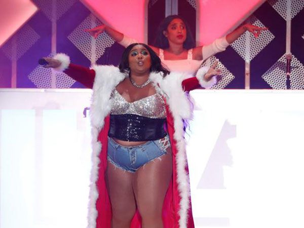 Lizzo twerked in a thong at a Lakers game and it was a moment