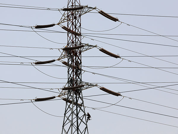 Govt hints at increasing power, gas tariff in phases