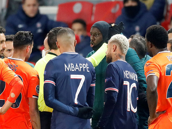 Watch Demba Ba Angrily Complain to Official After Alleged Racist Incident in PSG vs Istanbul Game
