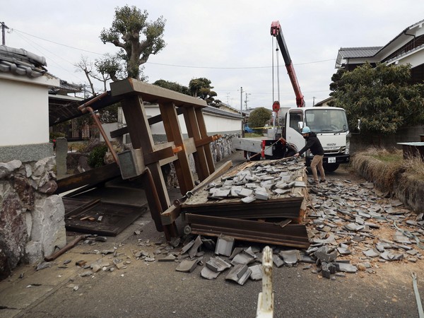 Japan earthquake toll rises as heavy rain complicates rescue