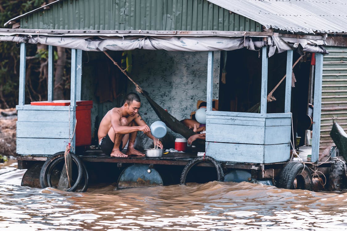 1500 evacuated as heavy rain floods roads, homes in Korea's southern regions