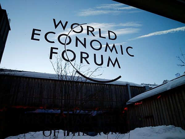 Hafeez shares Pakistan's economic rebound at WEF
