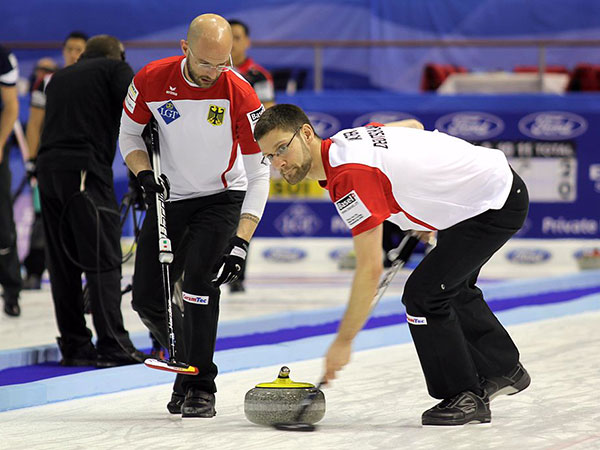 Jennifer Jones books spot in Scotties main draw with final-end win over Tracy Fleury