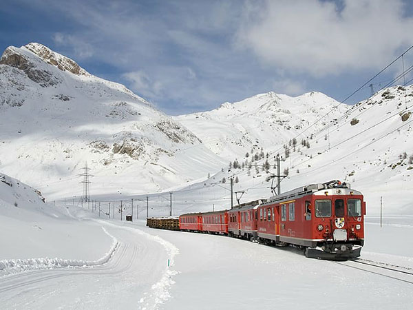 Snow-themed train takes passengers to ski