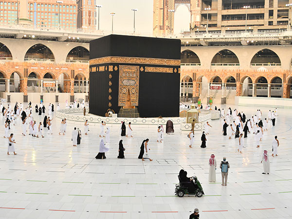 Video: Saudi man rams car into Makkah's Grand Mosque, arrested