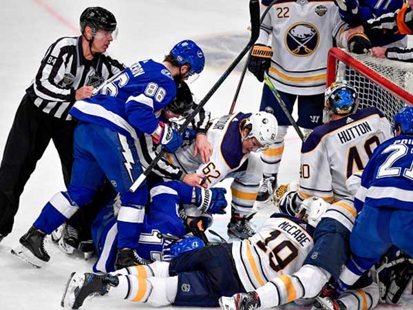 Matthews finally breaks ice for Maple Leafs in shutout win over Blue Jackets