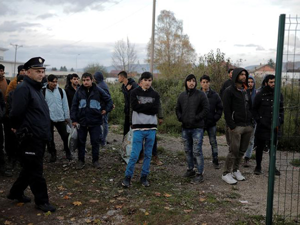 Asylum limits won't apply to migrants at US border before mid-July, judge rules