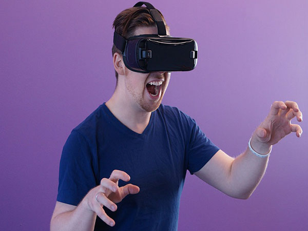 Telcos expand VR services amid pandemic