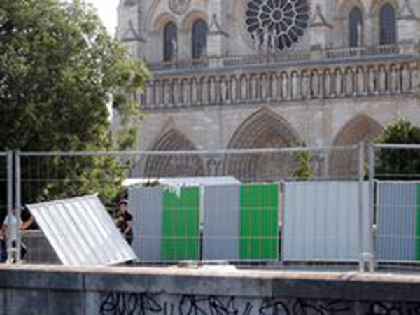 Notre-Dame decontamination begins