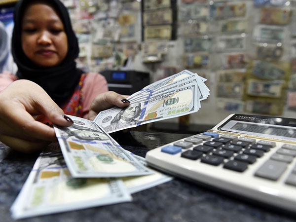 Rupiah remains under pressure following trade deficit report
