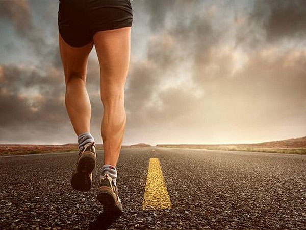 Runners brave ultra-marathon to commemorate fall of Berlin wall