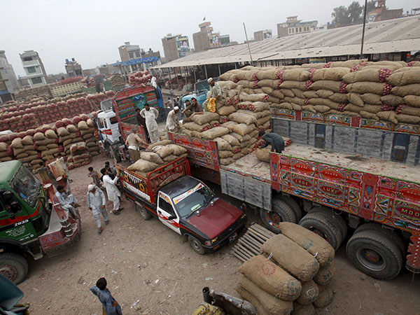 Afghanistan-Pakistan Trade Barriers Removed: Ministry