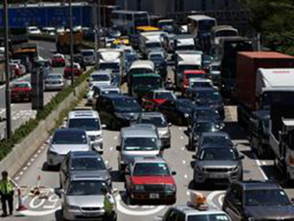 Heavy traffic, accident delay drivers on UAE roads
