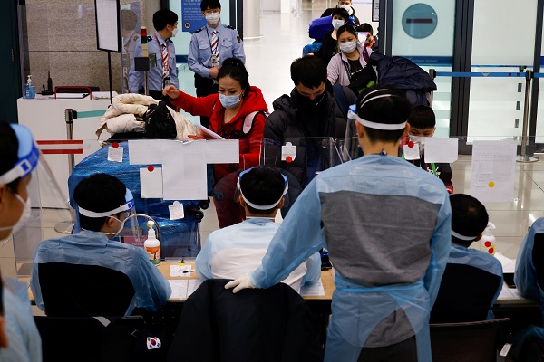 No. of airport passengers in S. Korea falls for 1st time in 12 years amid pandemic