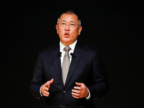 Hyundai heir apparent buys 8 bln won of stocks to boost prices