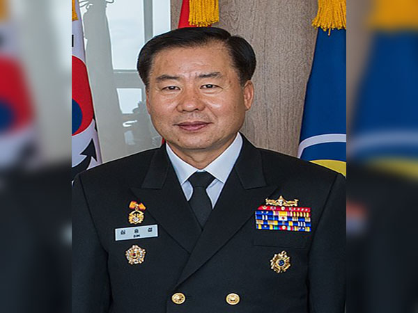 Navy chief to visit unit dispatched to Strait of Hormuz