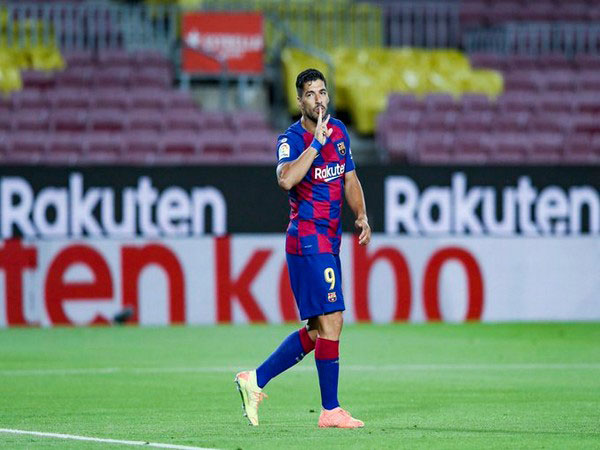 Koeman says Suarez will be 'another squad member' if striker stays at Barca