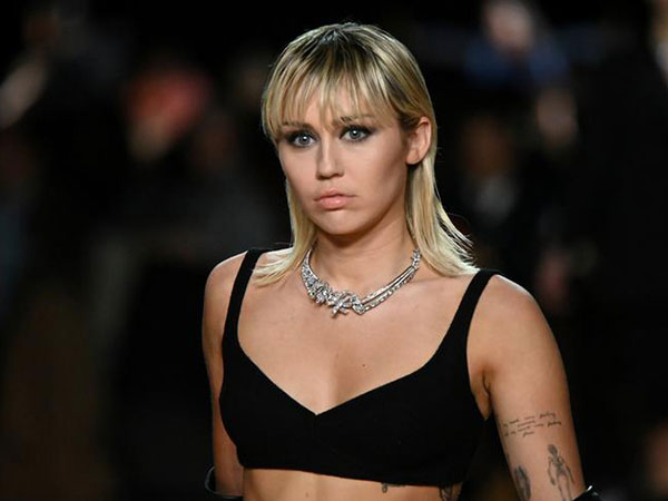 Miley Cyrus, Cody Simpson offer taco meals to health-care workers amid coronavirus pandemic