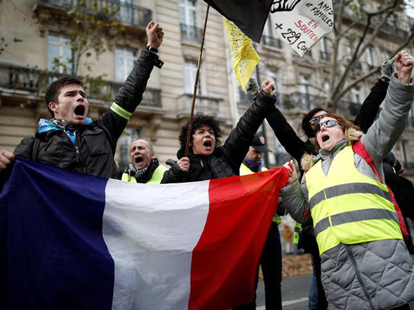 Police Use Tear Gas as Yellow Vests Protest in Paris Turns Violent